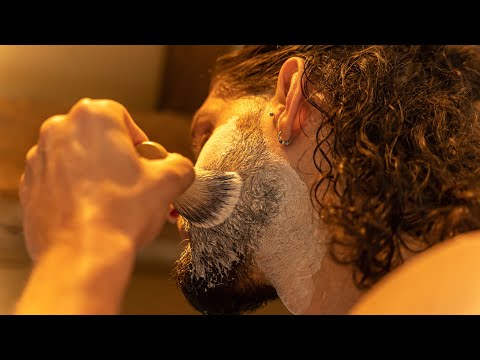 Video van een man die de scheerkwast gebruikt om scheerzeep aan te brengen op het gezicht.