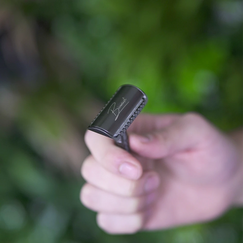 Zwarte Safety Razor in de hand van een man